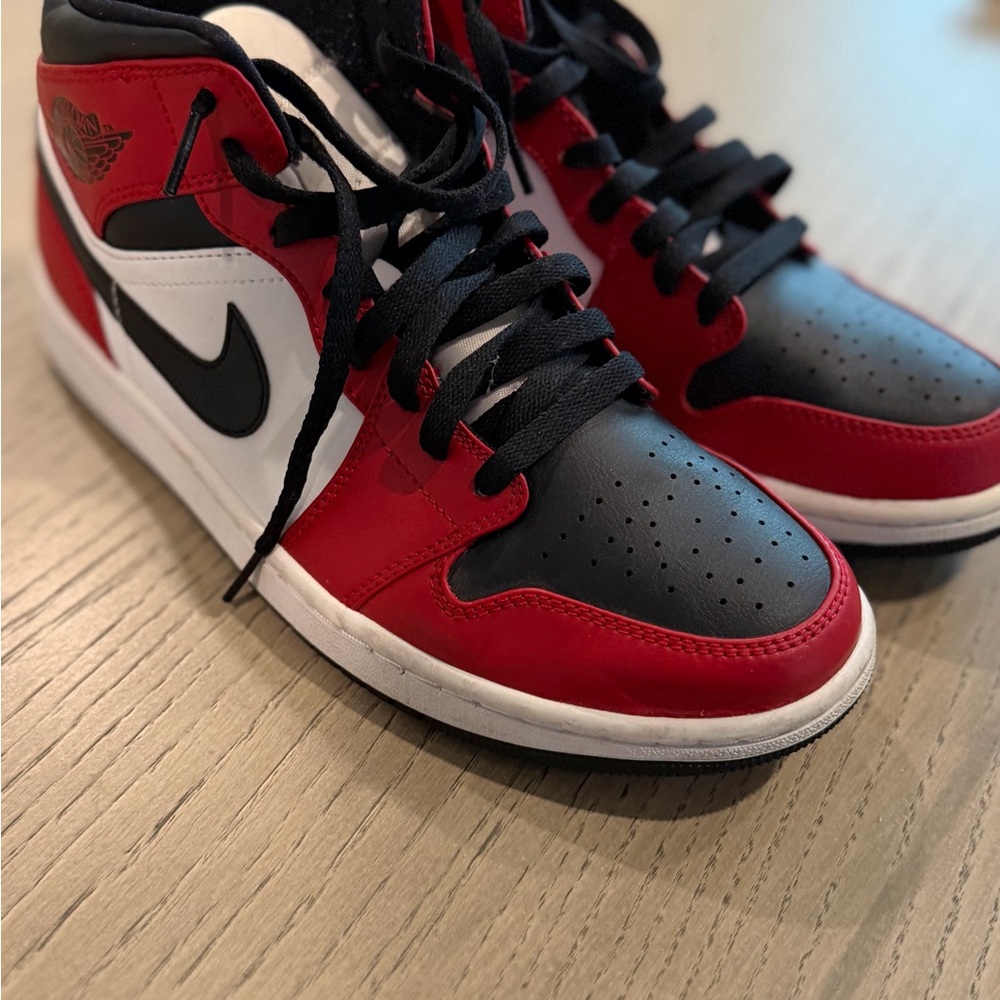 Air Jordan 1 Mid 'Chicago Black Toe'